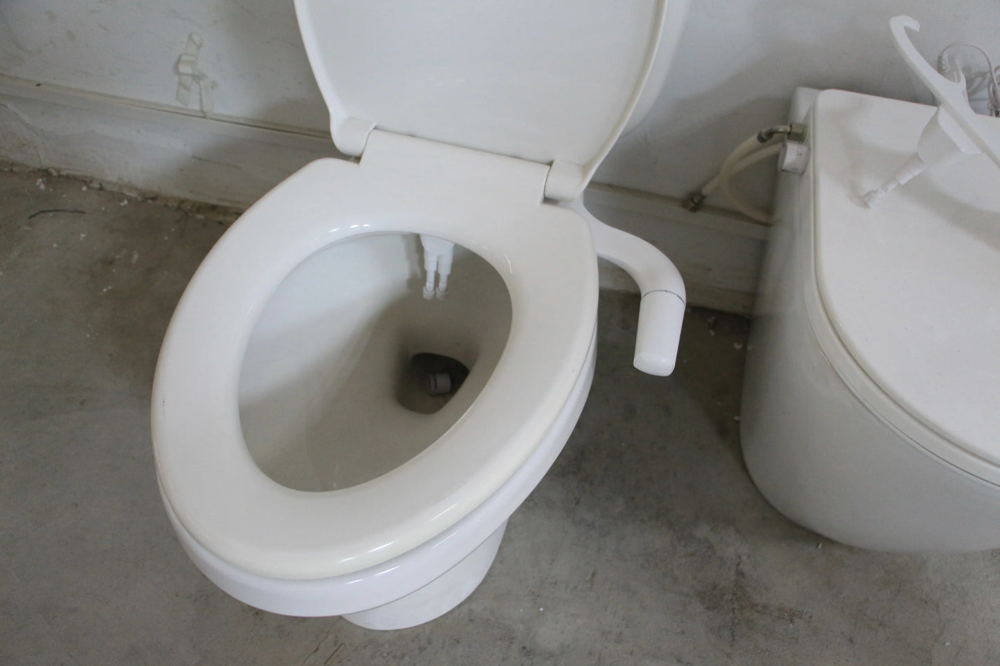 Left-Hand Bidet Toilet Seat Attachment – Dual Nozzle, Adjustable Pressure, UK ½" Tee Connector